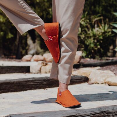 Zapatillas unisex de lana de tacto suave, con suela de goma, zapatillas ideales por su gran comodidad. Hecho a mano en la UE. Opplav wolffeet. (Suela naranja-marrón).