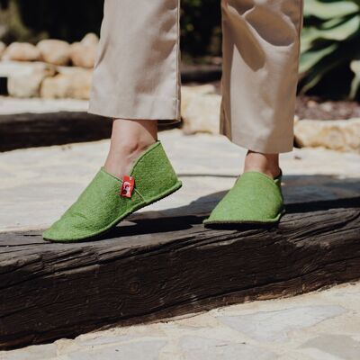 Zapatillas unisex de lana de tacto suave, con suela de goma, zapatillas ideales por su gran comodidad. Hecho a mano en la UE. Opplav wolffeet. (Suela verde-marrón).