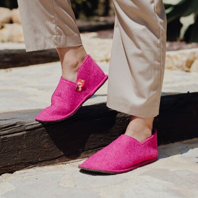 Unisex wool slippers with a soft touch, with rubber sole, ideal slippers for their great comfort. Handcrafted in the EU. Opplav wolffeet.(pink-Brown sole).
