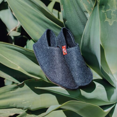 Unisex wool slippers with a soft touch, with rubber sole, ideal slippers for their great comfort. Handcrafted in the EU. Opplav wolffeet.(blue-Brown sole).