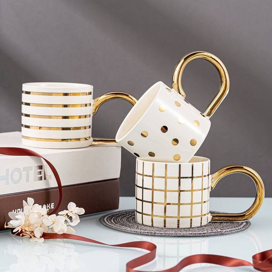 Taza de cerámica en 3 diseños con detalles dorados.Capacidad: 380 ml LM-604