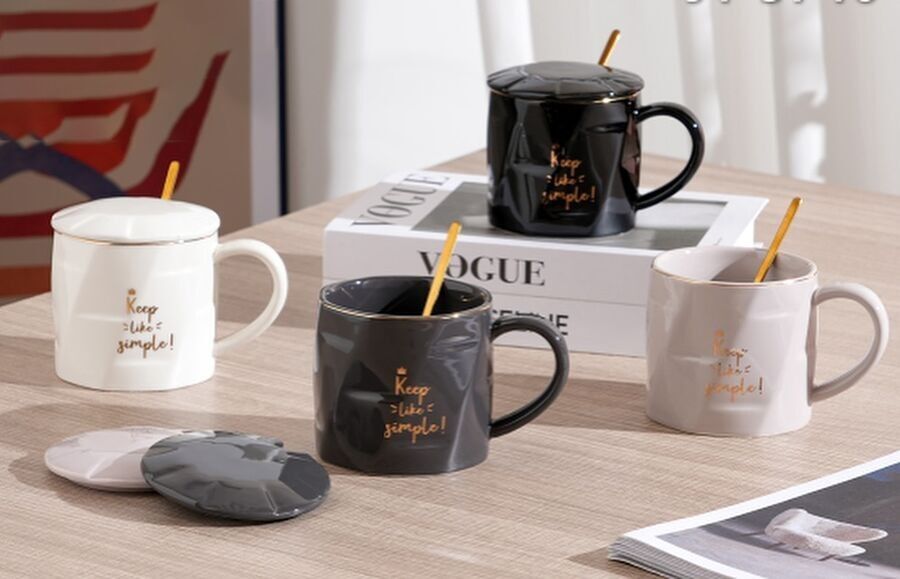 Taza de cerámica con tapa y cuchara en 4 colores. Dimensión: 9.3x8.5cm Capacidad: 400ml LM-609