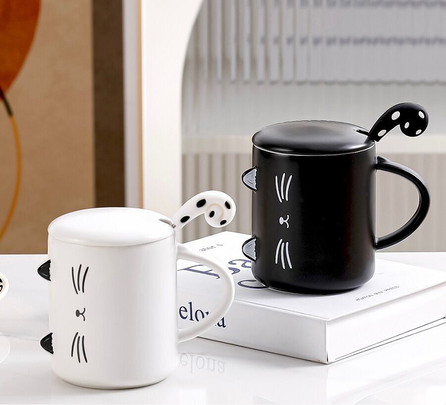 "¿Taza de cerámica "GATO" con tapa y cuchara en 2 colores. Dimensión: 8x9.5 cm Capacidad: 380 ml LM-613