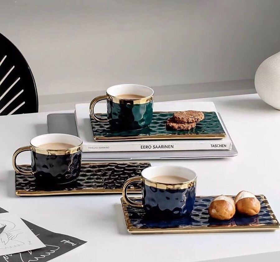 Taza de cerámica con platillo – bandeja, cuchara, detalles dorados en 3 colores.LM-614