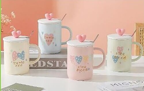 Ceramic mug "HEART" with lid, spoon and pink details, in 4 colors. Dimension: 8x9.8cm Capacity: 480ml LM-619