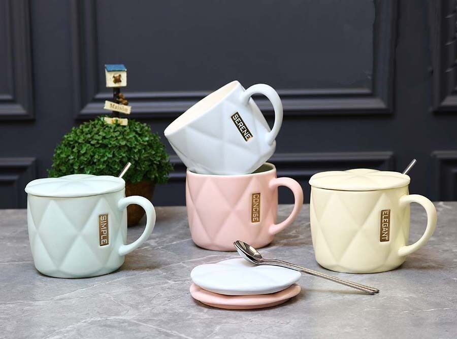 "¿Taza de cerámica "QUILTED" con tapa y cuchara en 4 colores.Capacidad: 380 ml LM-620