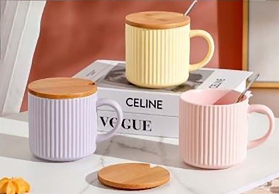 Ceramic mug with bamboo lid and spoon in 3 pastel colors. Dimension: 9x9.2cm Capacity: 400ml LM-623