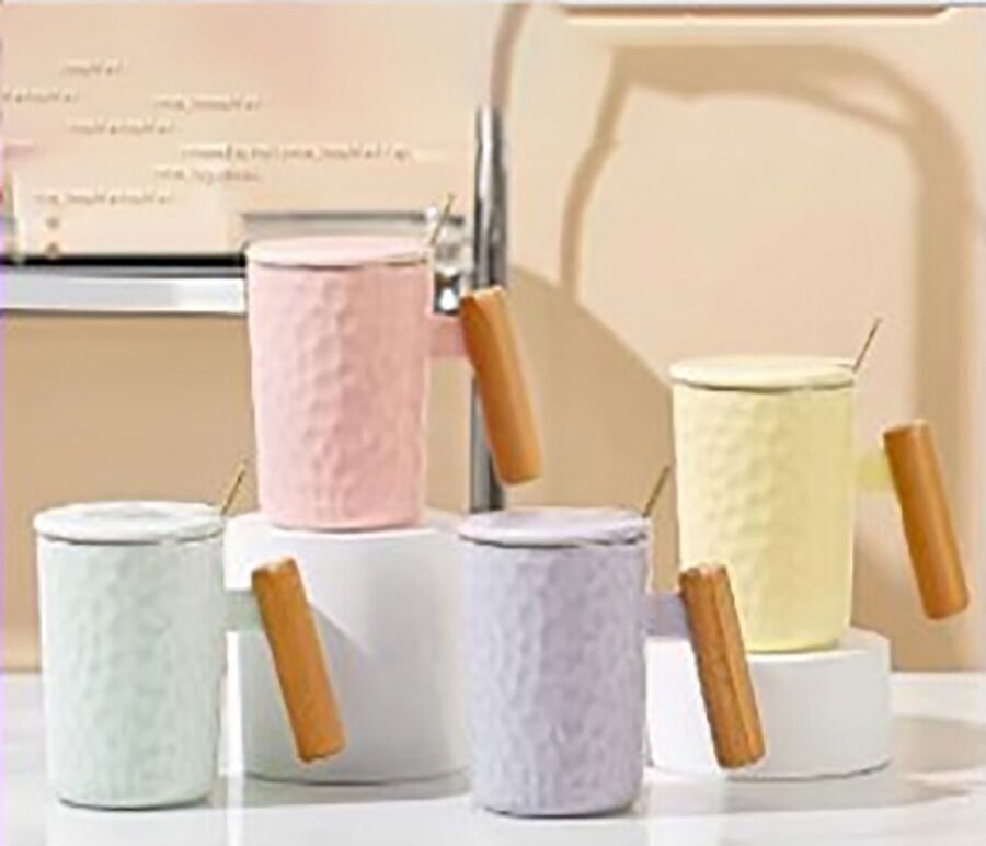 Ceramic mug with original wooden (bamboo) handle, lid and spoon in 4 pastel colors. Capacity: 350ml LM-628