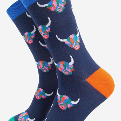 Chaussettes en bambou pour hommes - Bleu marine/arc-en-ciel, motif vache des Highlands