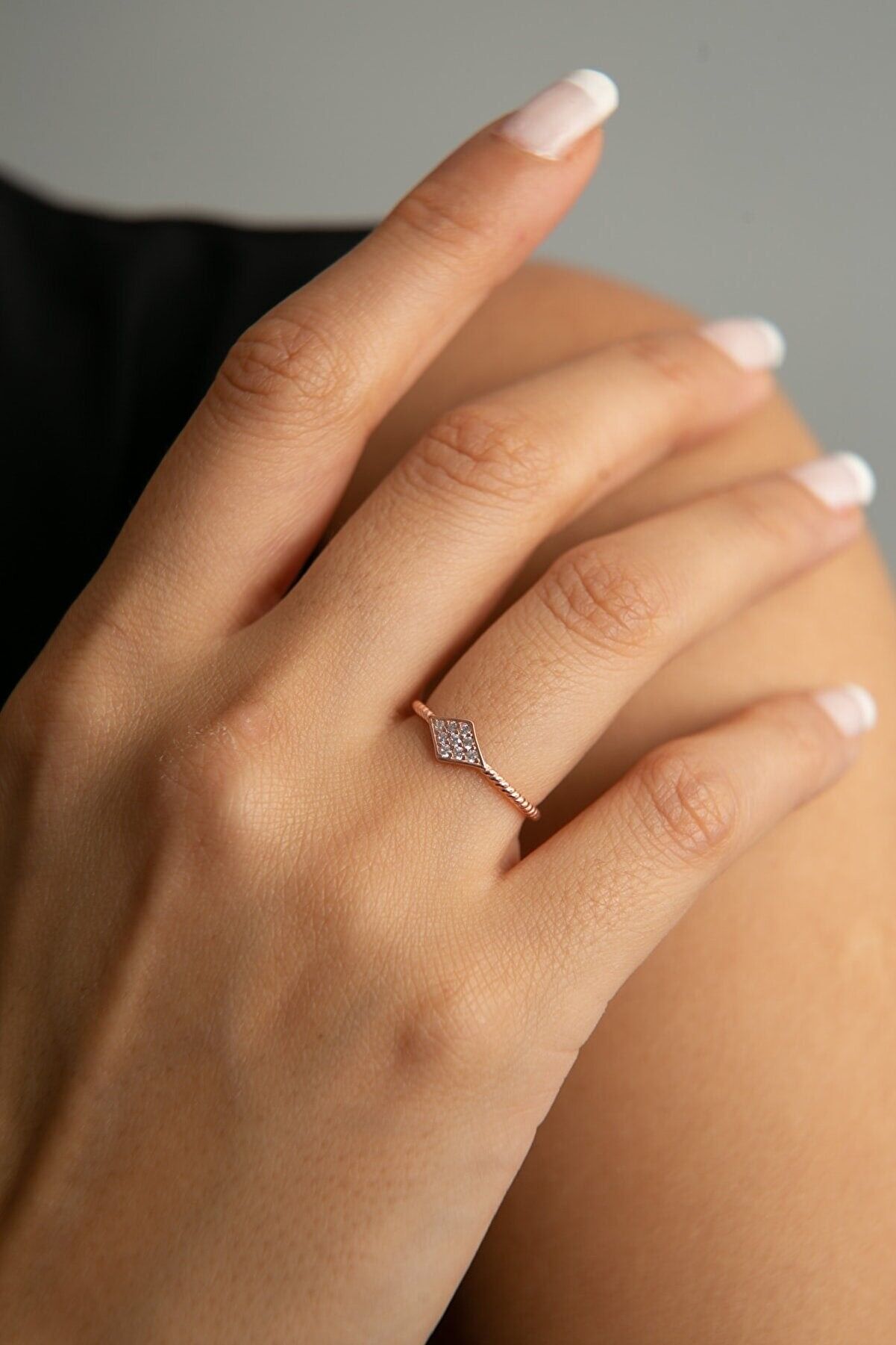 ANELLO CON SIMBOLI TORTI