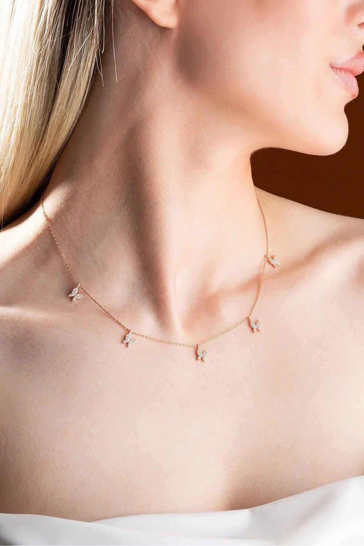 COLLANA CON CHARMS FARFALLA