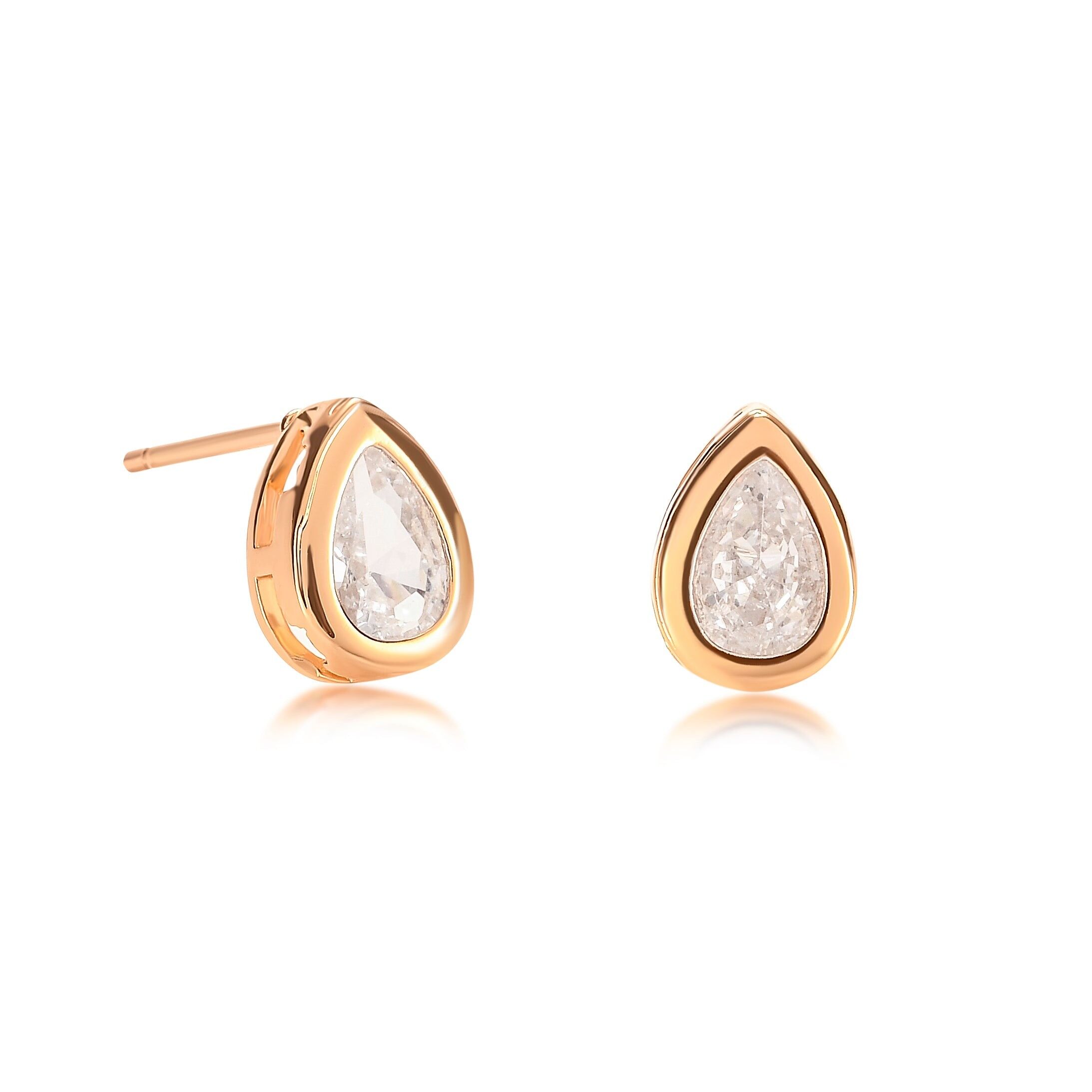 Zierliche vergoldete Ohrstecker in Zargenfassung mit birnenförmigen, klaren Zirkonia-Steinen