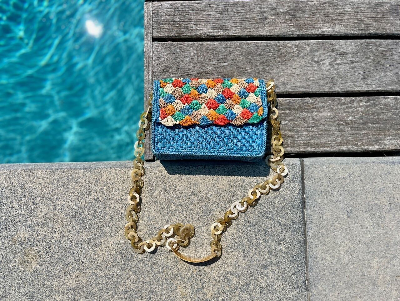 Dom-Handtasche aus blauem Bast mit Hornriemen