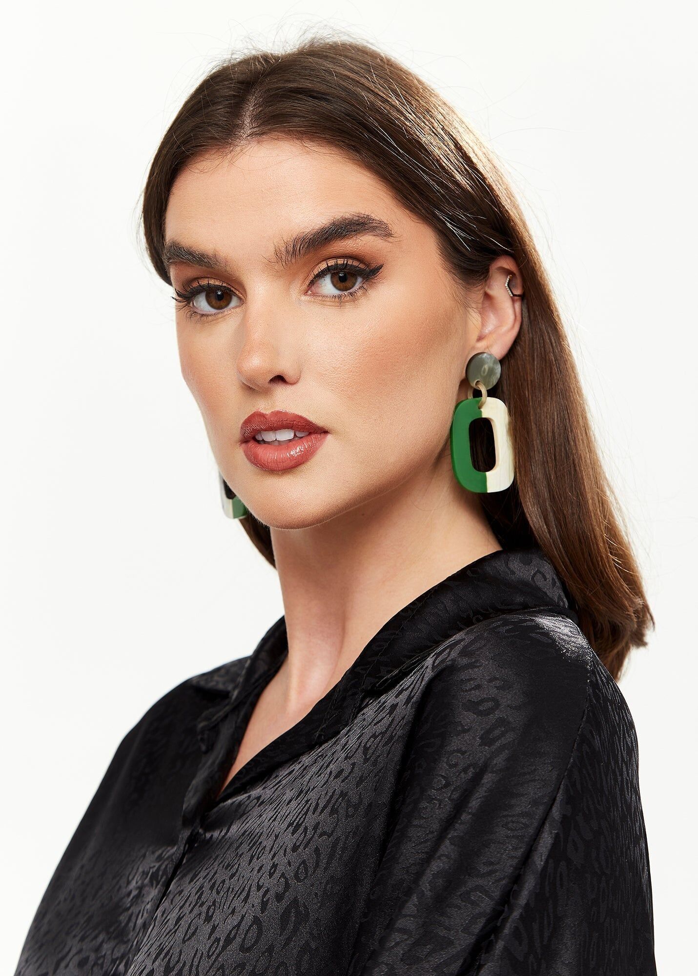 Orecchini a cerchio quadrati Divine Grace con dettaglio a disco in verde e bianco