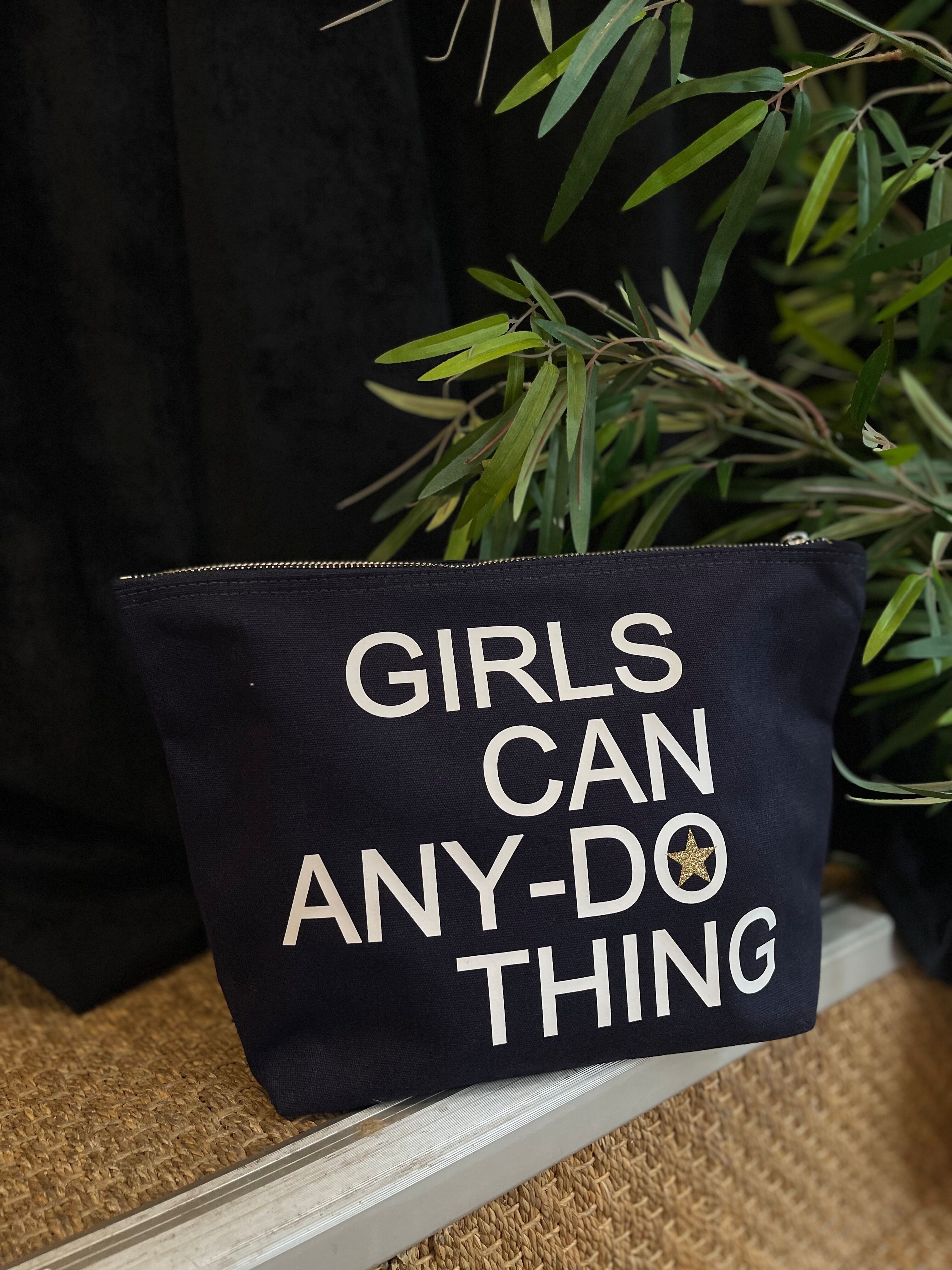 XL Marine Kulturbeutel „Girls can do...“"