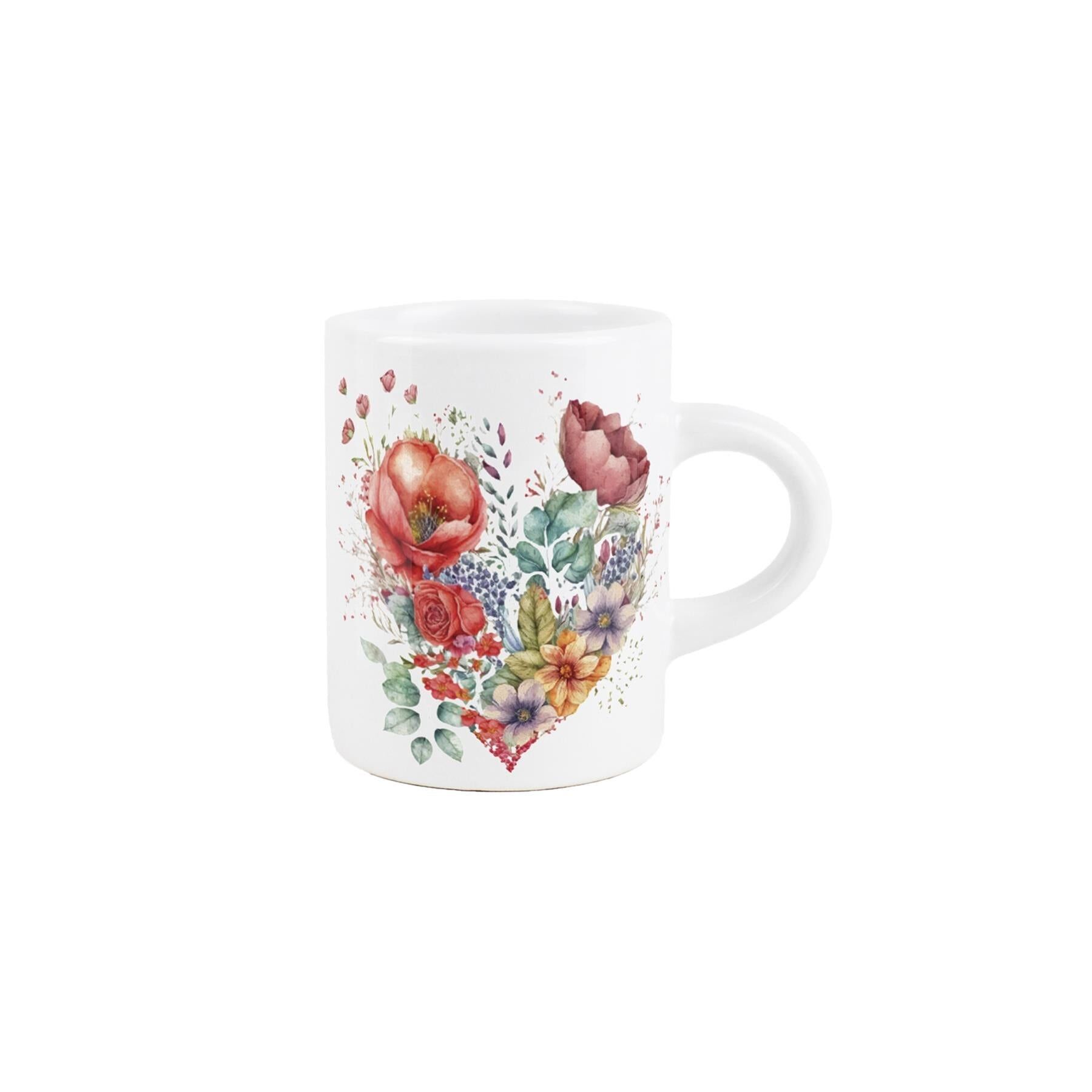 Taza de café espresso con corazón floral pintado