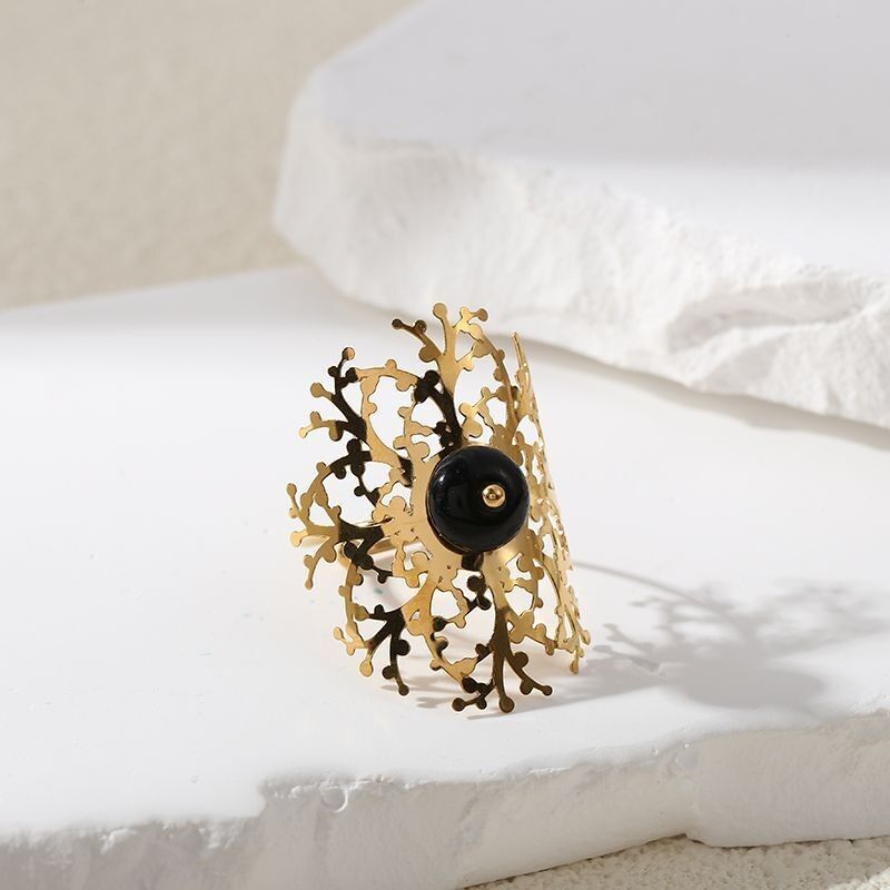 Anello con motivo foresta dorata con pietra nera