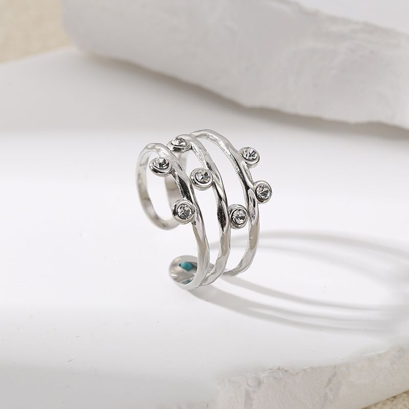 Anello in argento multistrass con linee triple