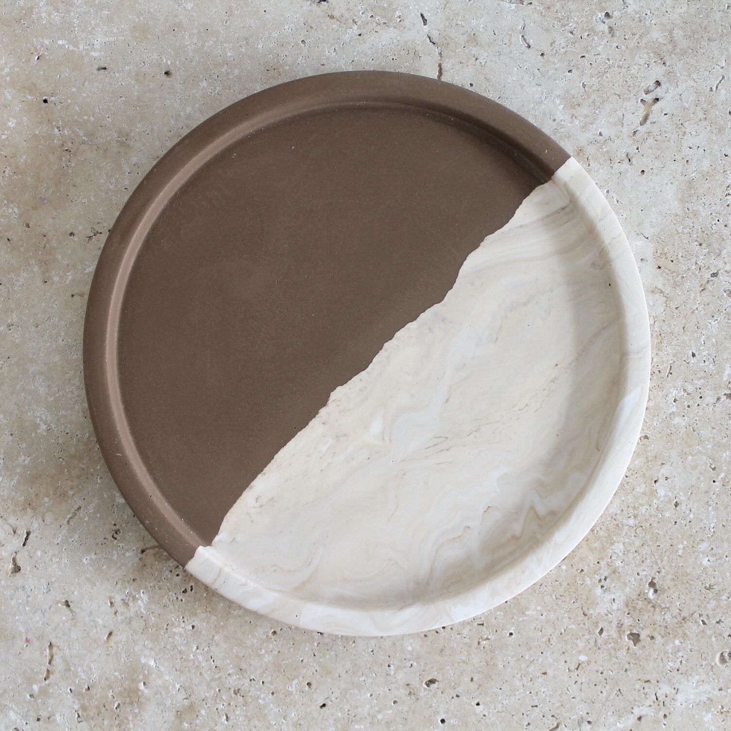 Plateau rond bicolore marbre & chocolat - Jesmonite