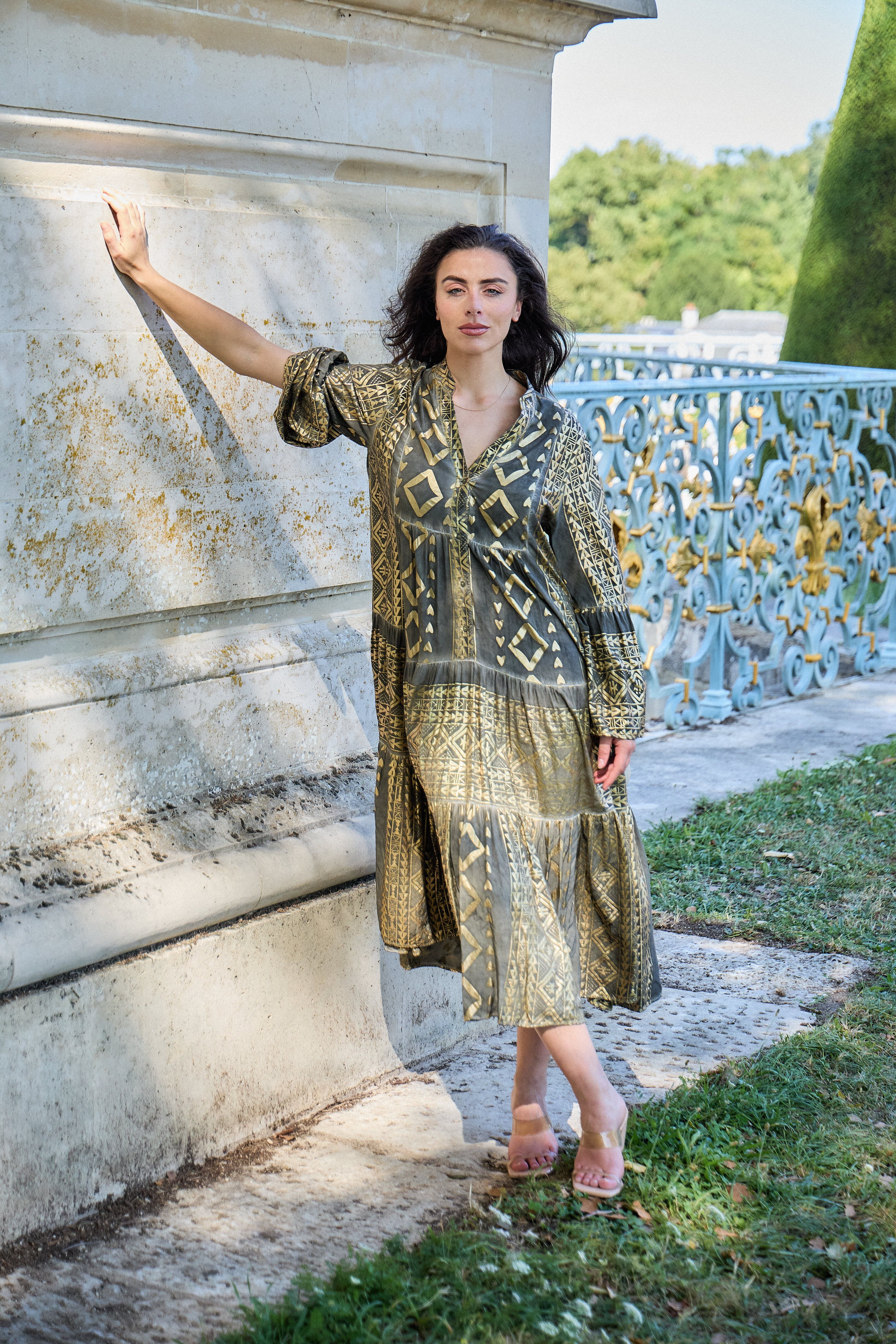 Abito lungo stampa Sanaa con effetto oro, scollo a V, taglio svasato