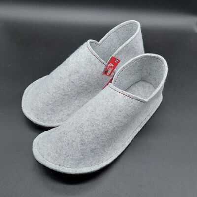 Unisex Felt slippers with a wool touch, with rubber sole, 100% vegan. Handcrafted in the EU. Opplav wolffeet no wool.(Pearl grey-brown sole)
