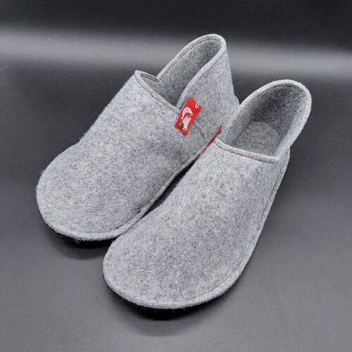 Unisex Felt slippers with a wool touch, with rubber sole, 100% vegan. Handcrafted in the EU. Opplav wolffeet no wool.(Mist grey-Black sole)