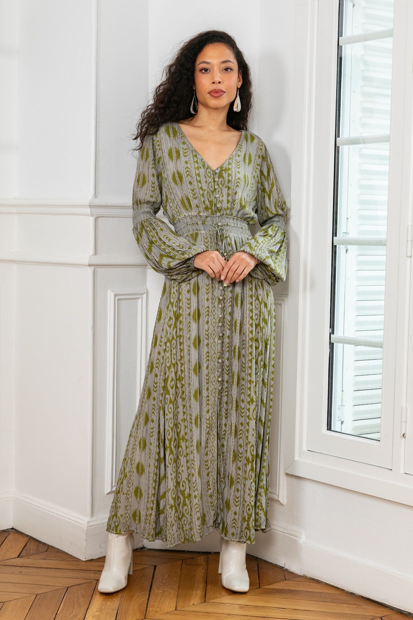 Langes, mit Lurex bedrucktes Kleid, vorne geknöpft und mit Ballonärmeln versehen