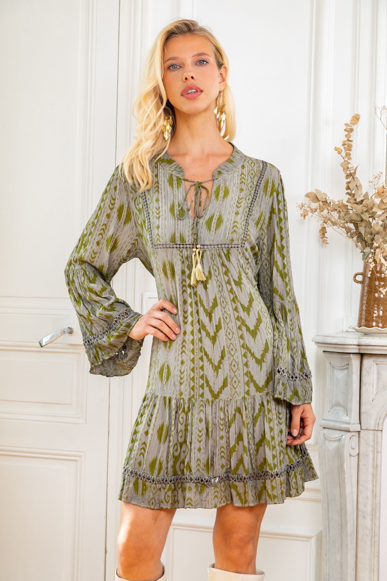 Abito midi stampato in Lurex, dalla linea svasata con dettaglio traforato