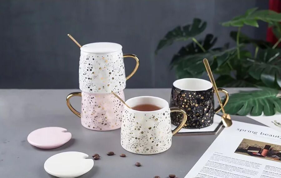 Ceramic mug with lid and spoon and gold details in 4 colors. Dimension: 8x8cm Capacity: 300ml LM-640