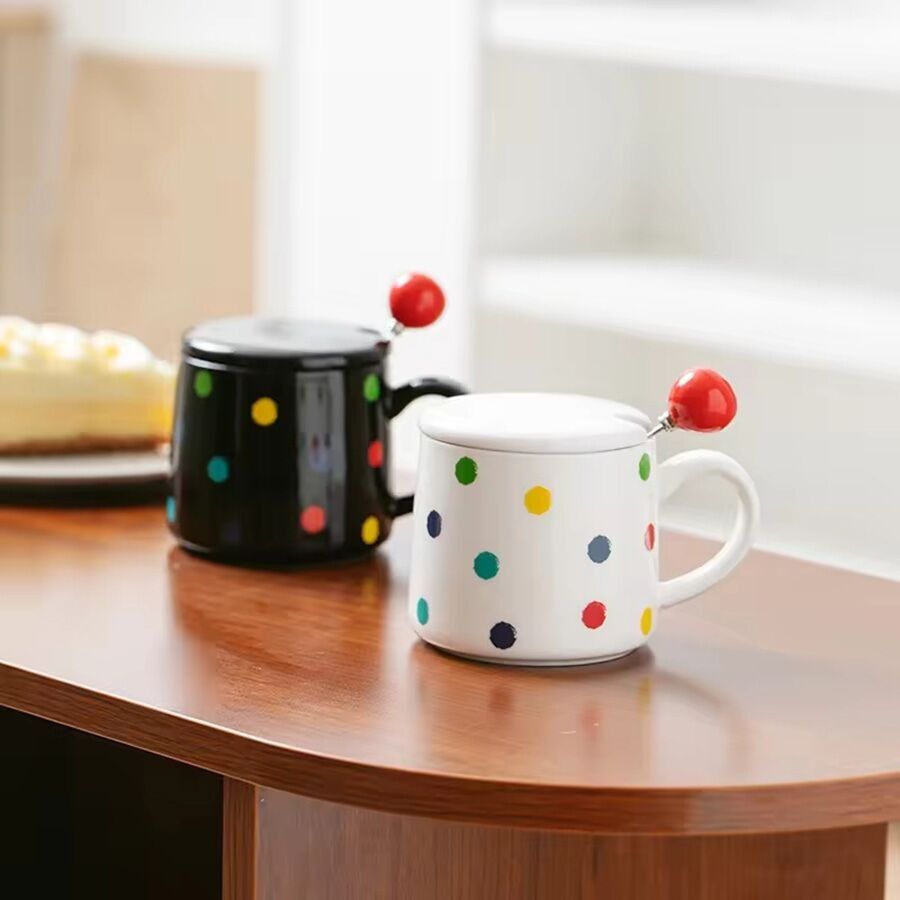 Taza de cerámica "LUNARES DE COLORES" con tapa y cuchara de nácar en 2 diseños. Dimensión: 8.2x12.5 cm Capacidad: 300 ml LM-641