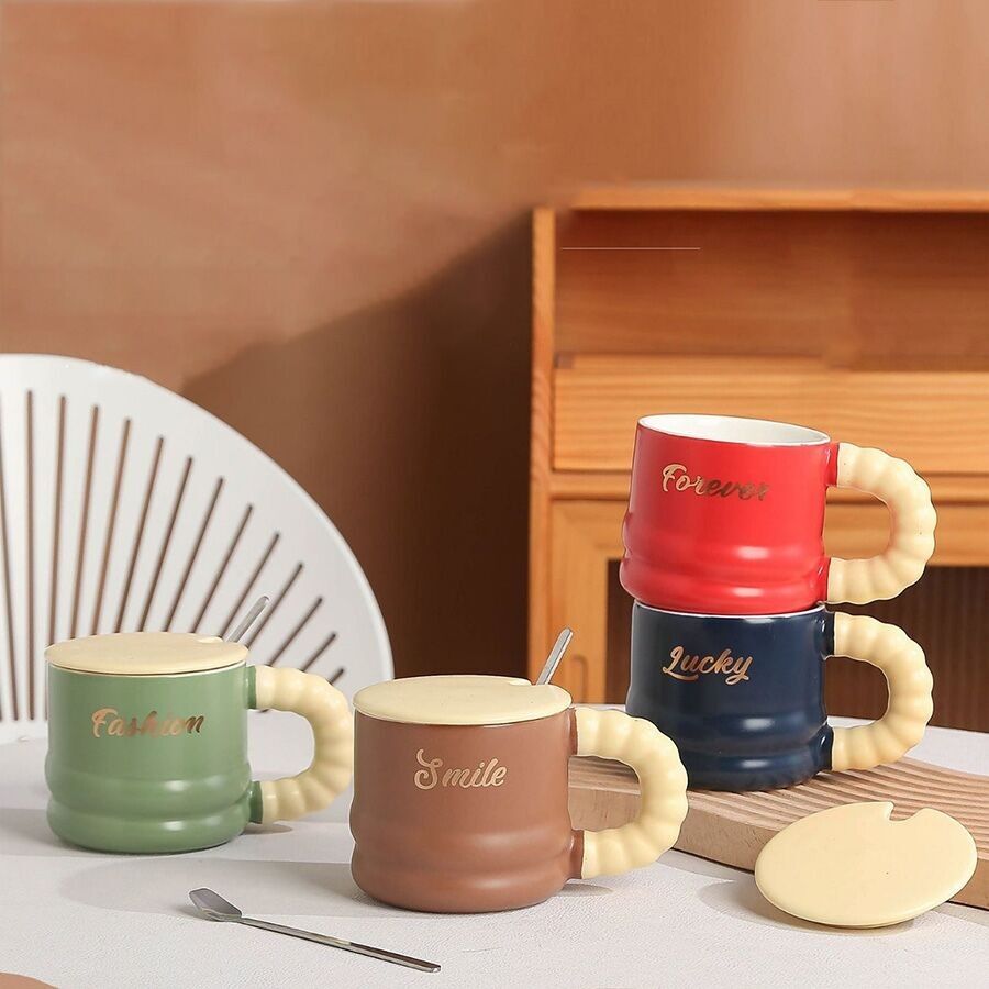 Taza de cerámica con tapa y cuchara en 4 combinaciones de colores.Capacidad: 400 ml LM-643