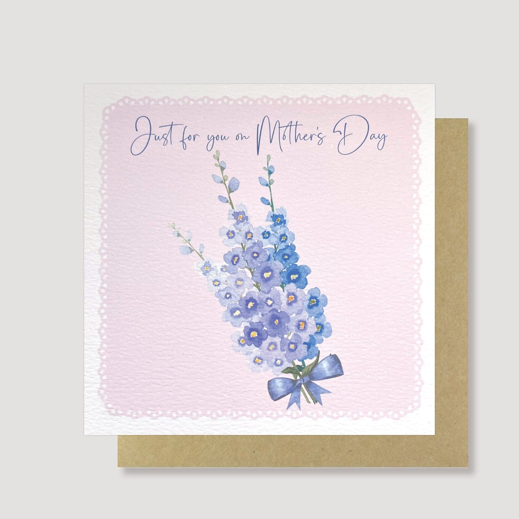 Biglietto di auguri per la festa della mamma con delphinium