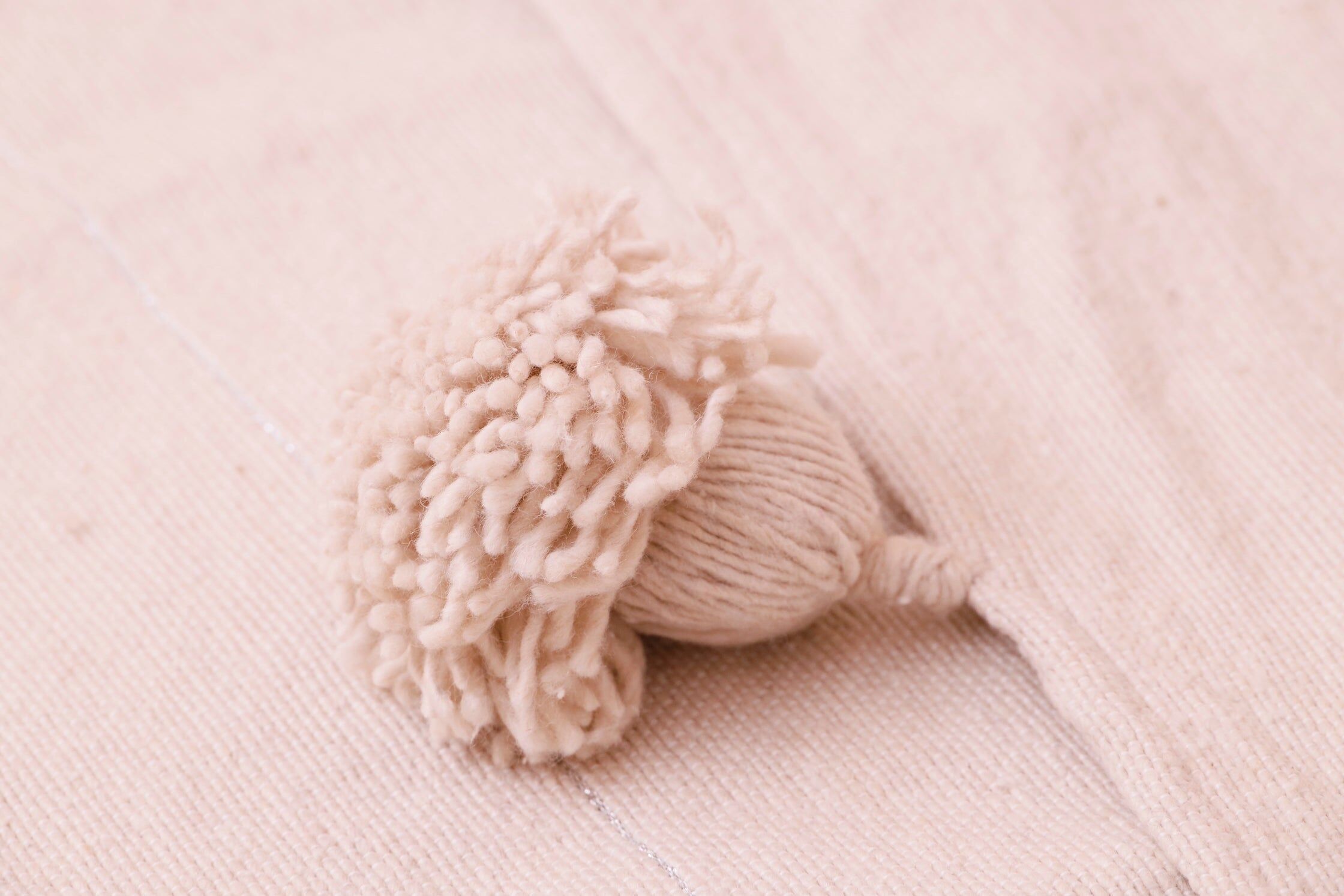 Off-white plaid with pompoms - Izza