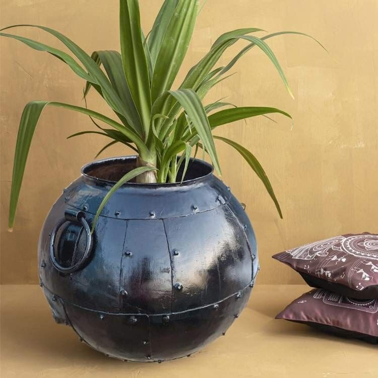 Rustikaler runder Metallpflanzer „Jala“
