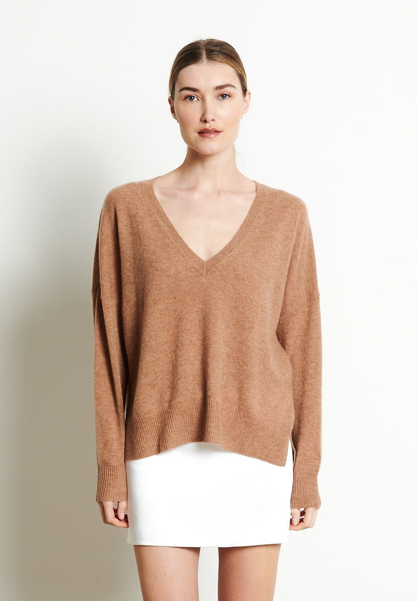 RIA 3 Maglia oversize con profondo scollo a V in cashmere color cammello