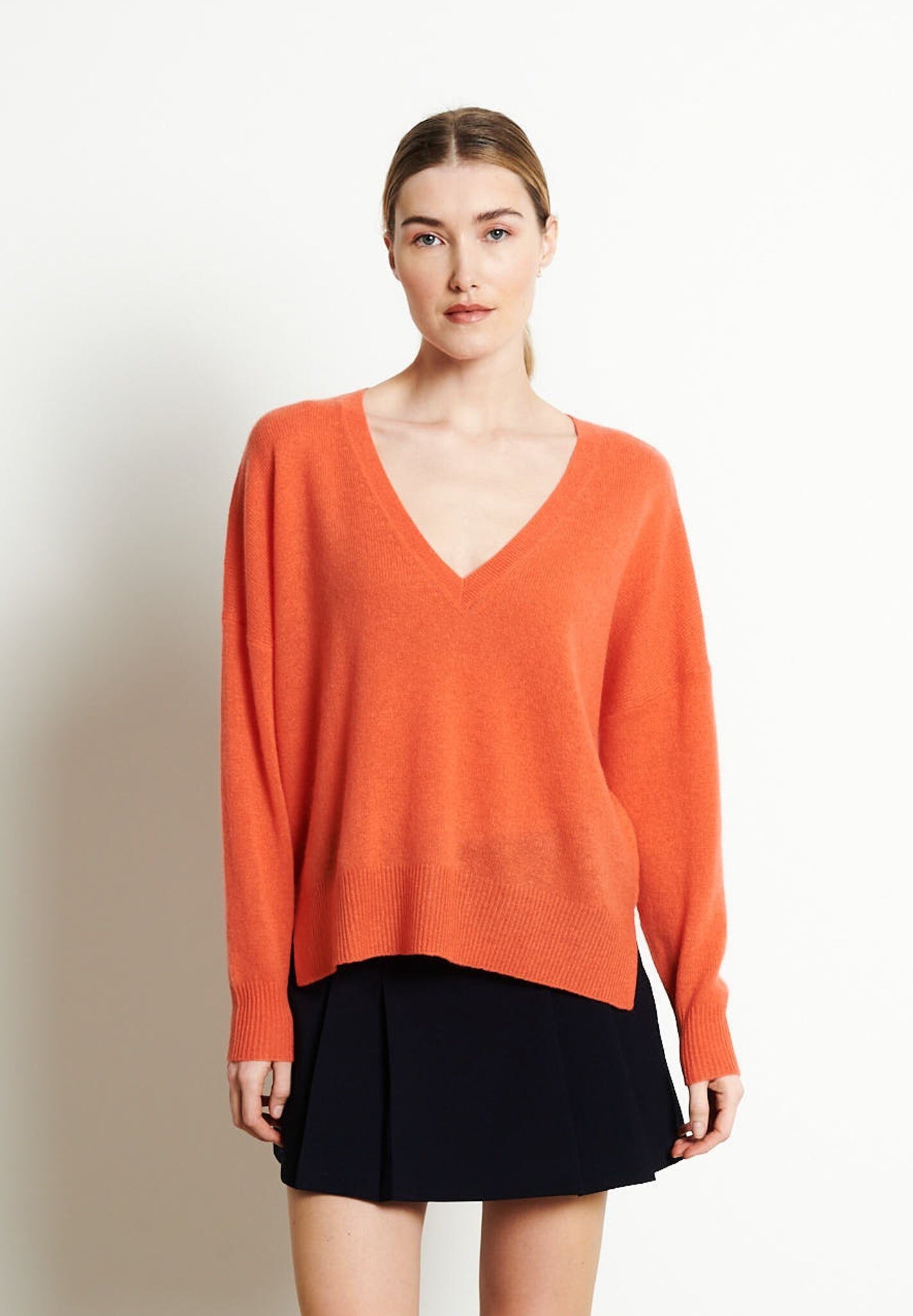 Jersey oversized de cachemir color mandarina con cuello de pico pronunciado RIA 3