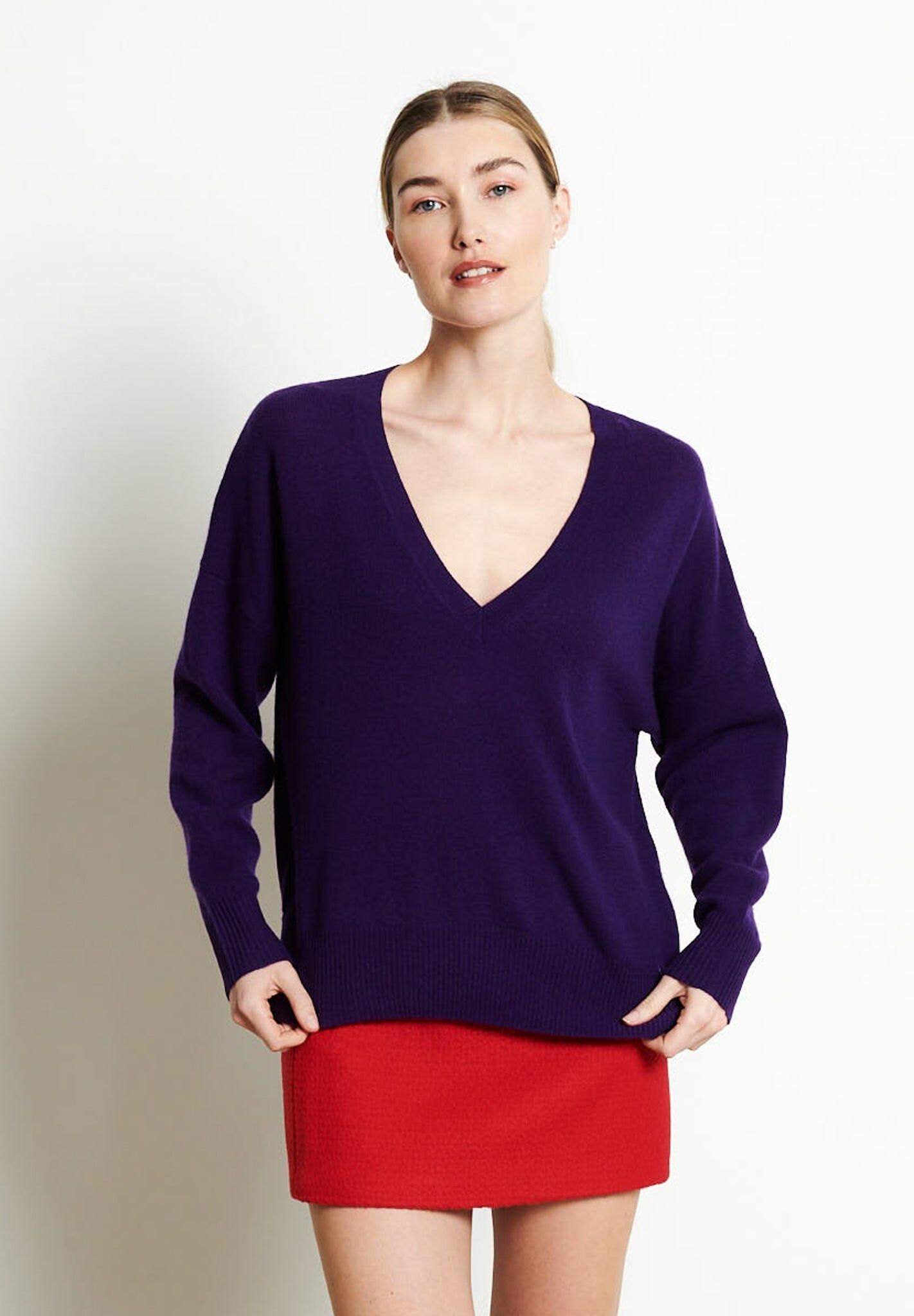 Jersey oversized de cachemira violeta con cuello de pico pronunciado RIA 3