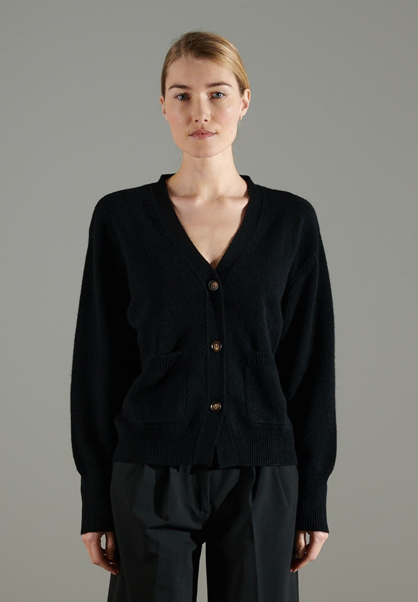 NAMI 1 Cardigan scollo a V con bottoni a 4 fili in cashmere nero