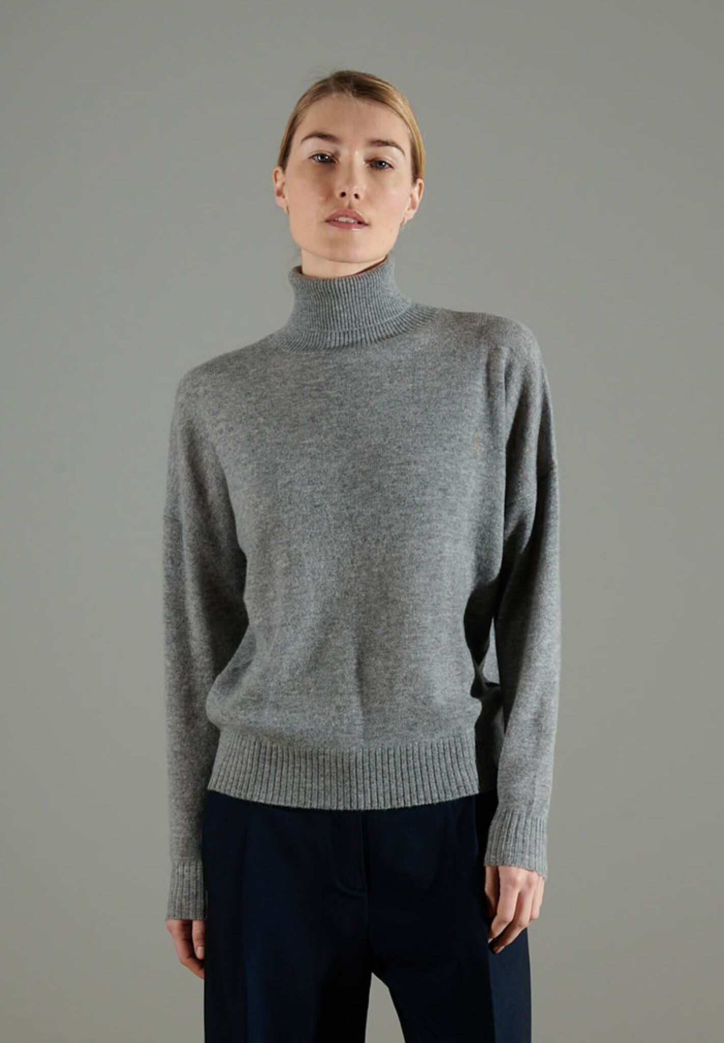 NAMI 7 Maglia dolcevita oversize in cashmere grigio chiaro