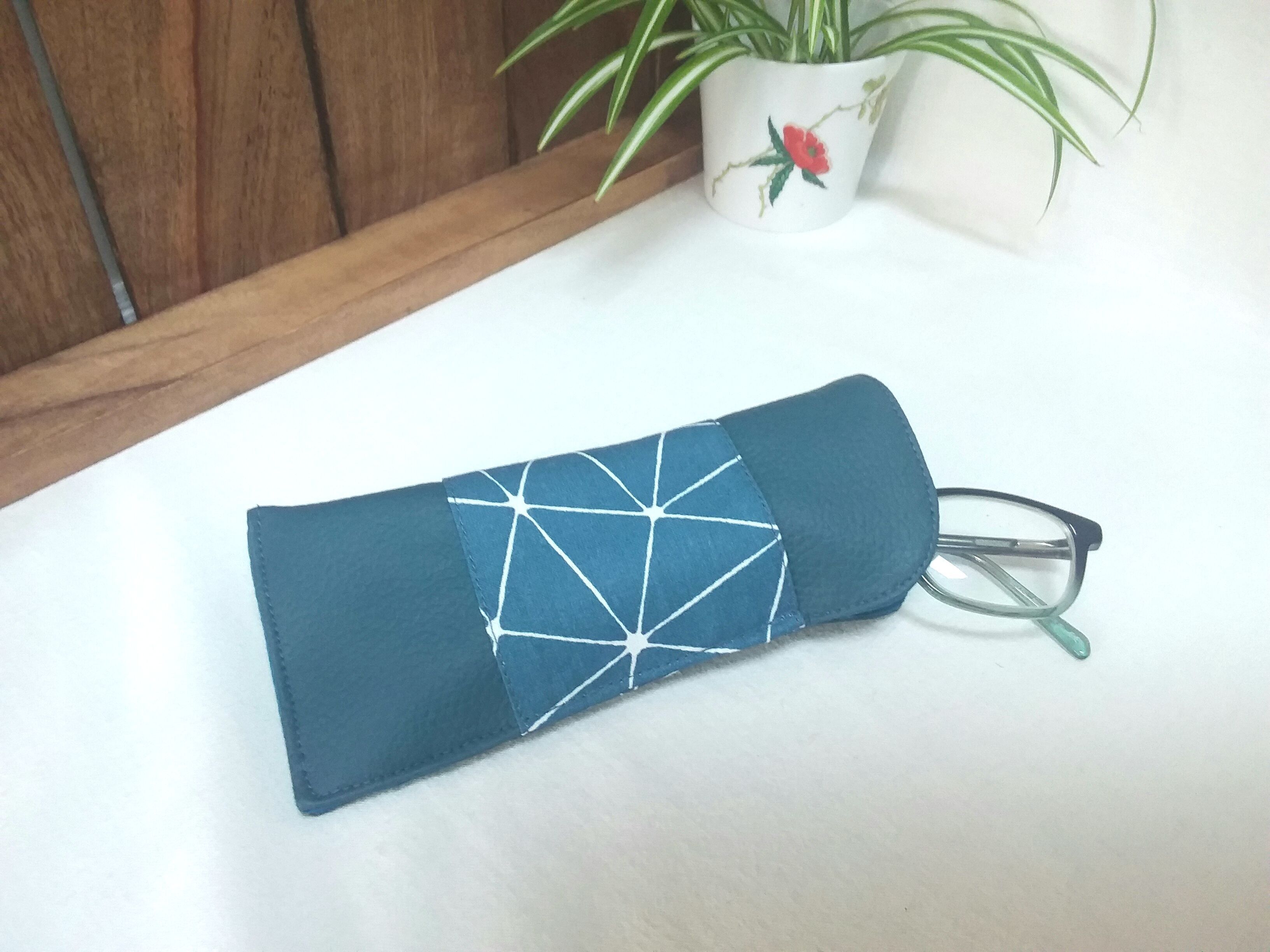 Blaugraues und geometrisches Brillenetui aus Baumwolle