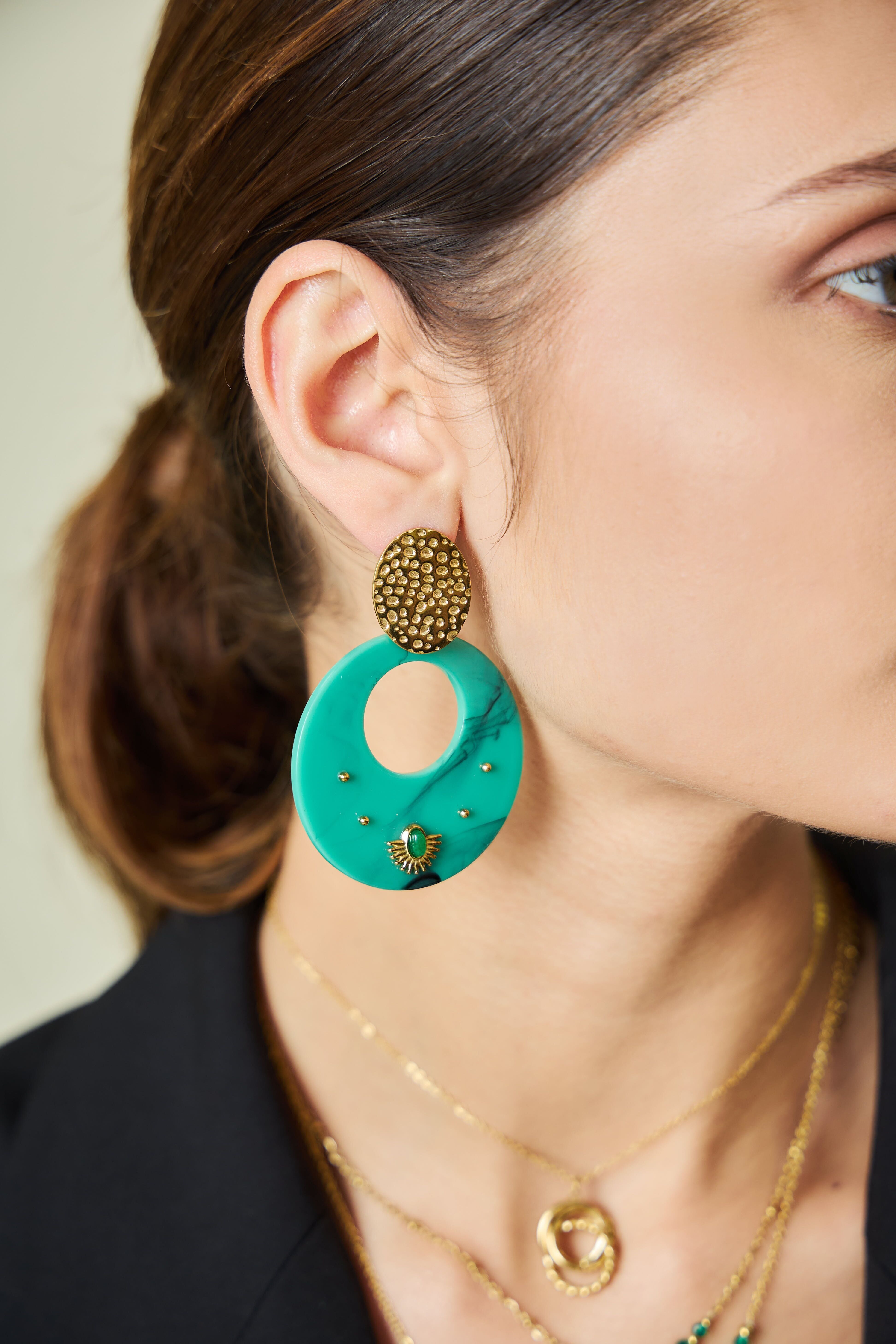 Goldene Ohrringe mit türkisfarbenen Scheiben