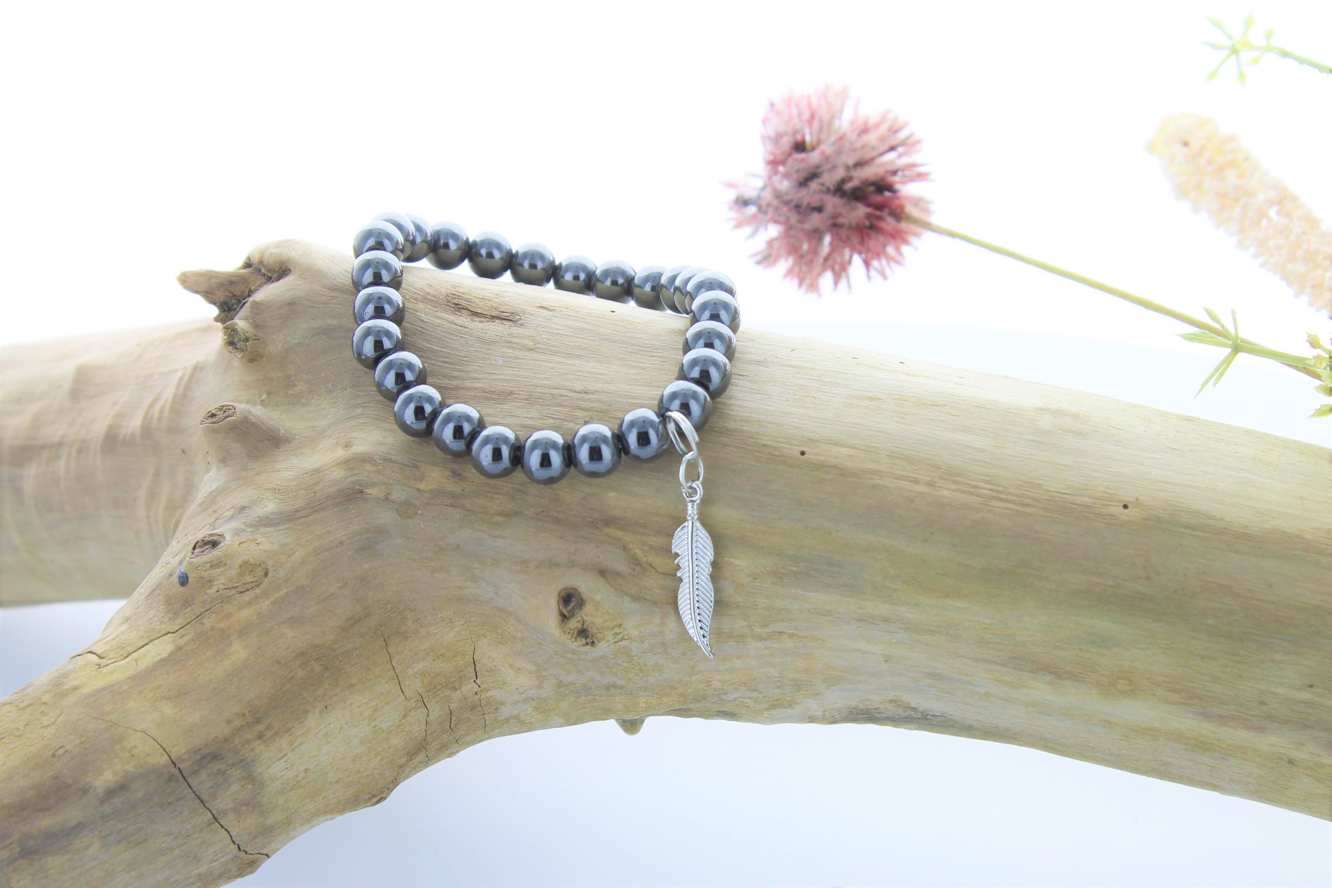 Bracciale in ematite con perline rotonde da 8 mm e ciondolo a forma di piuma