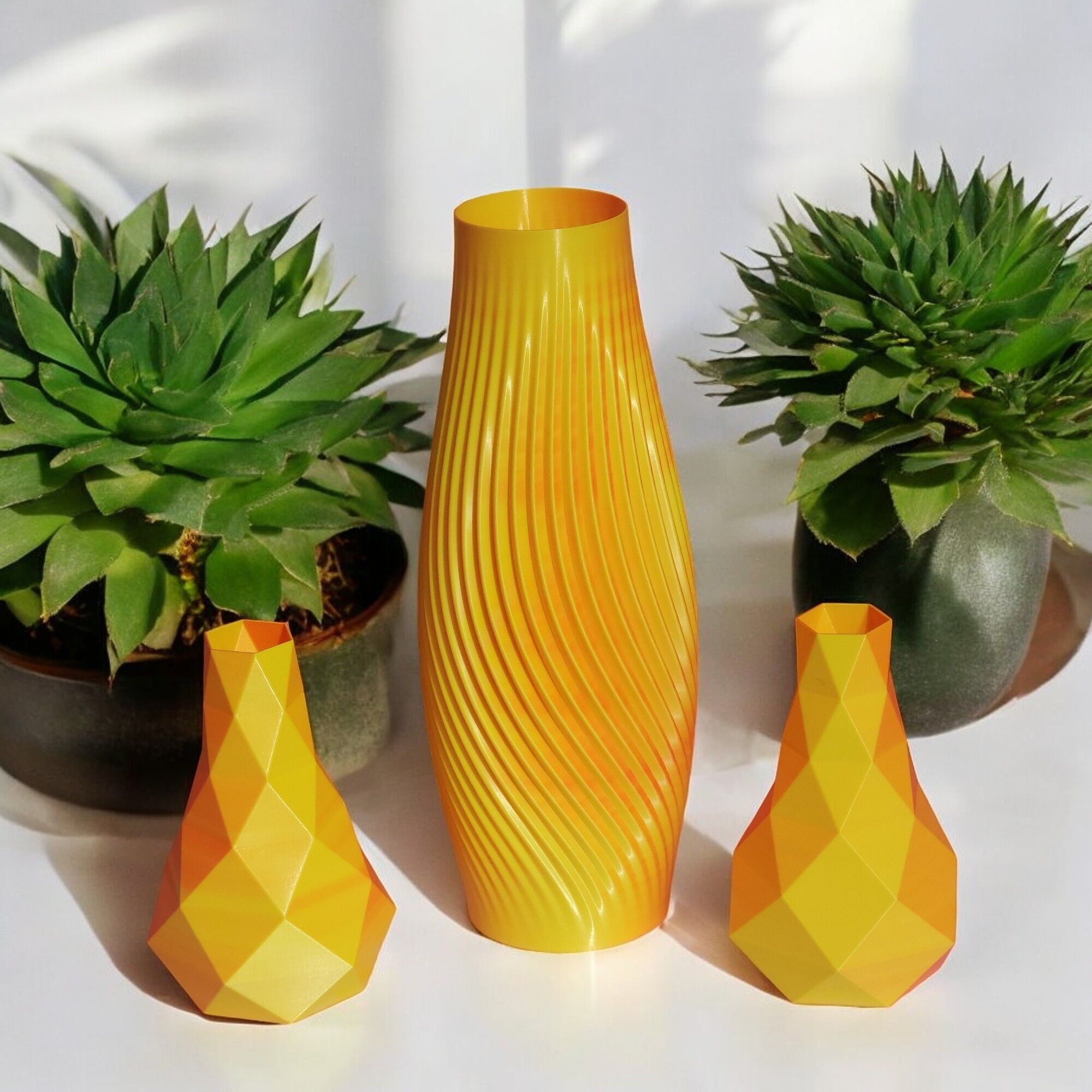 Vasi geometrici gialli 3D - set di 3, 1 grande e 2 piccoli