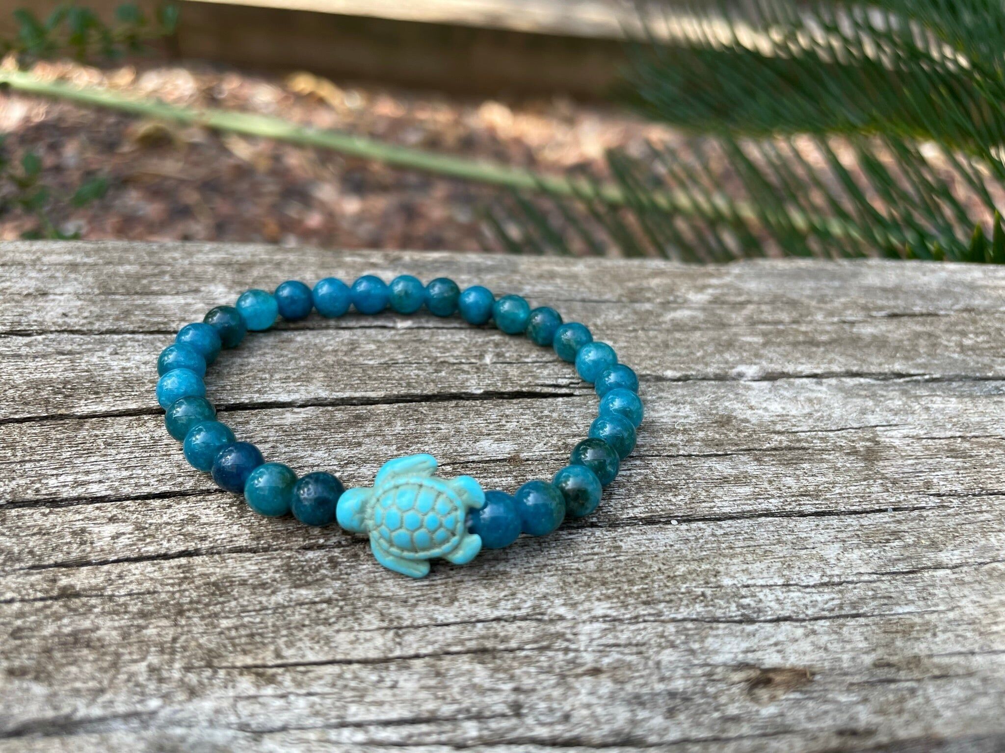 Bracciale elastico per litoterapia in tartaruga naturale di Apatite e Howlite