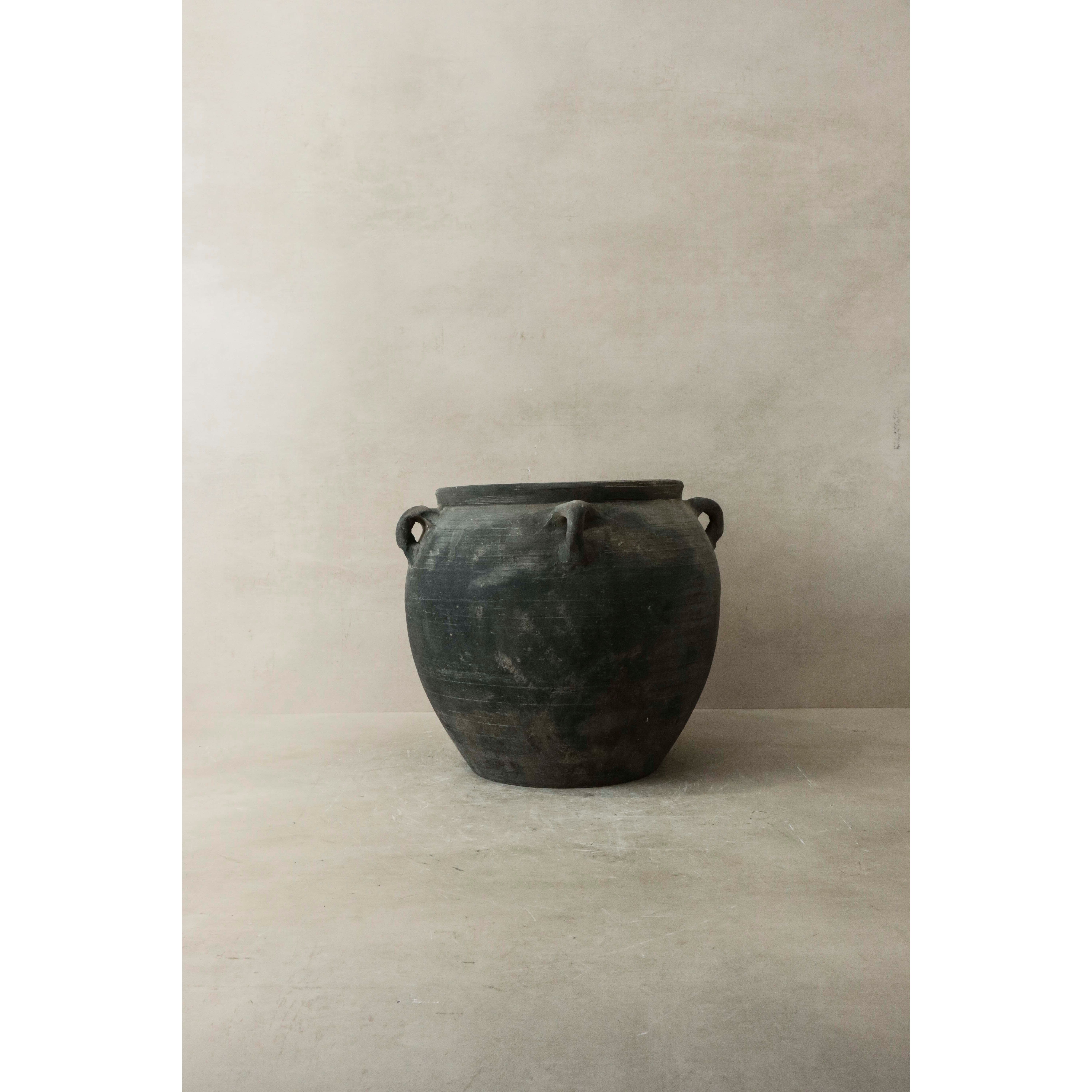 Dunkler Vintage-Topf mit Ohren - E4.14