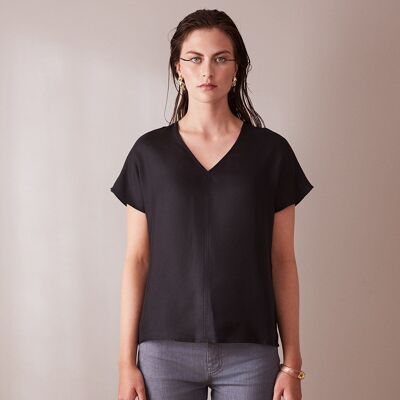 Camiseta de seda negra con escote en V