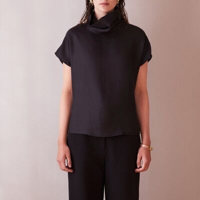 Camiseta de seda negra con cuello vuelto