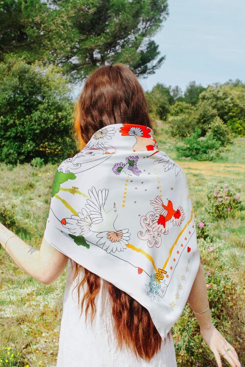 Virginie Riou – Foulard triangle “L'oiseau d'amour" – Polyester recyclé – blanc –  127cm x 200cm