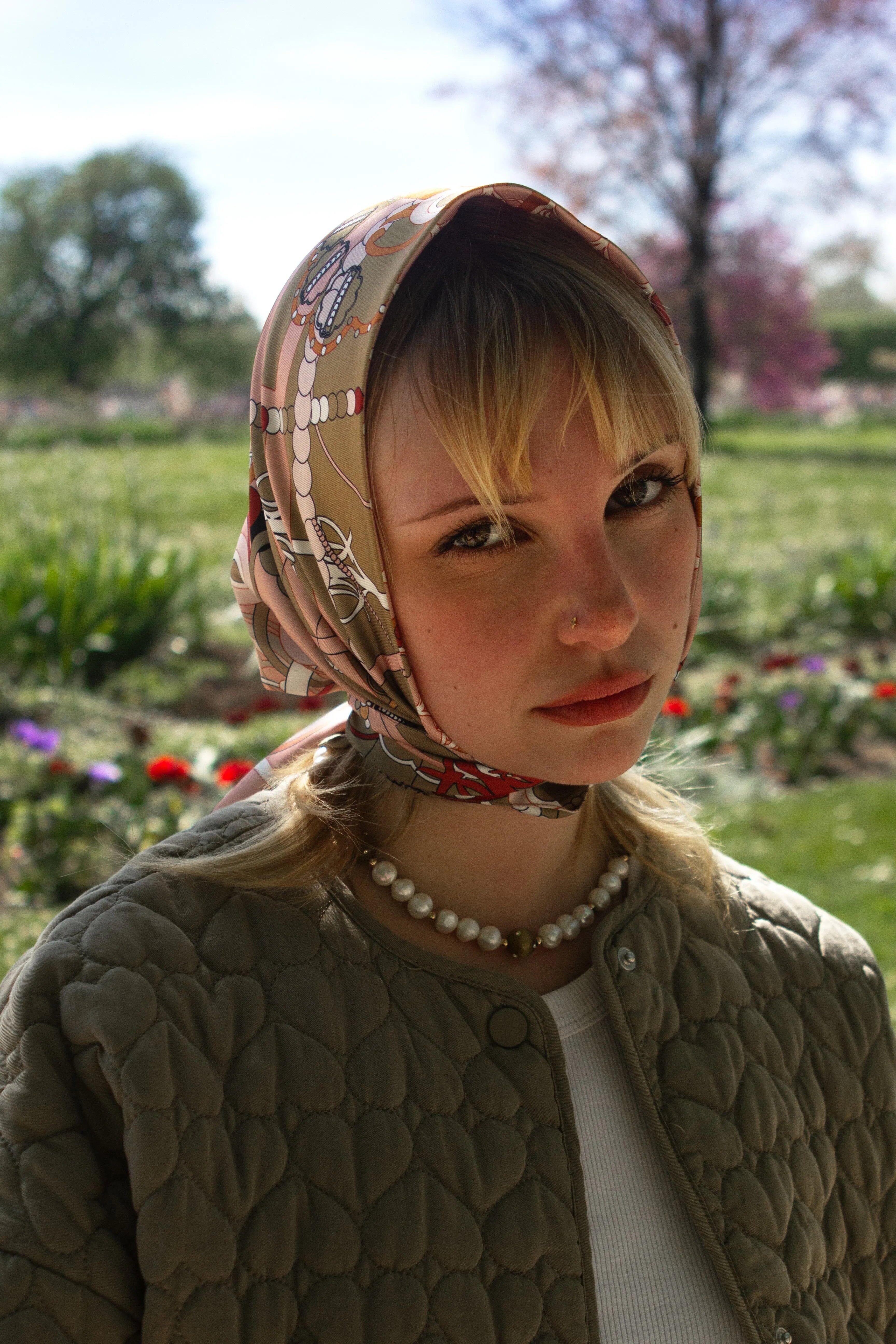 VirginieRiou – Sciarpa triangolare “Il portagioie d’oro” – Poliestere riciclato – cammello/oro – 68 cm x 106 cm