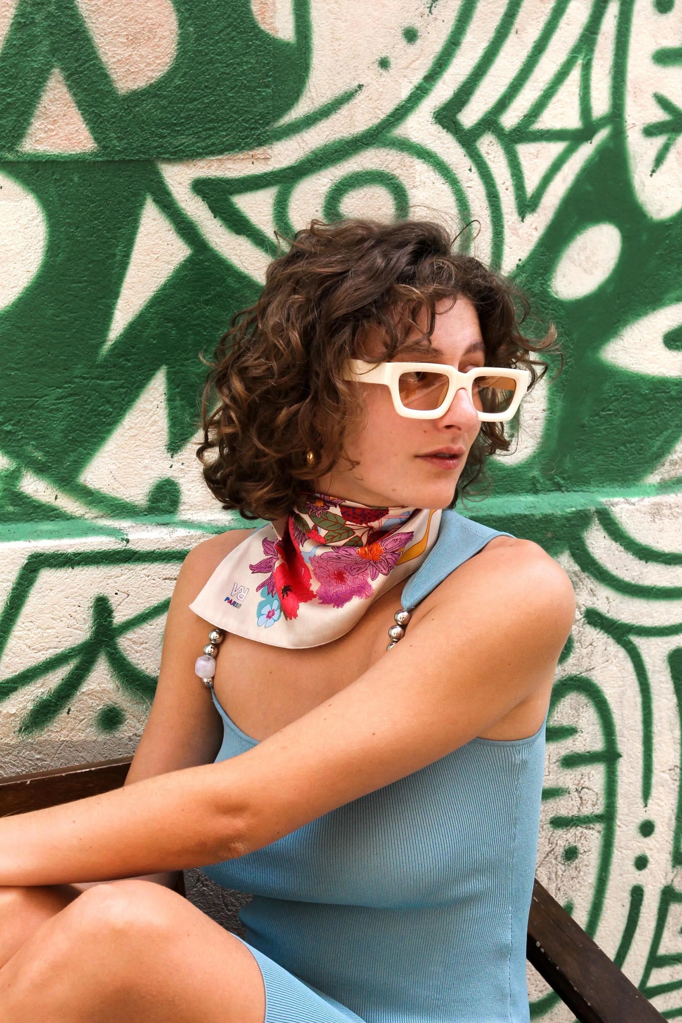 VirginieRiou – Sciarpa triangolare “Le jardin” – Poliestere riciclato – rosa e beige – 68 cm x 106 cm